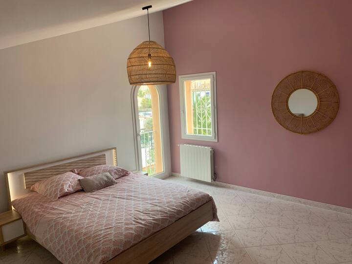 A l'étage : 
Chambre rose, raffinée et décorée avec des couleurs chaudes et des meubles en bois !