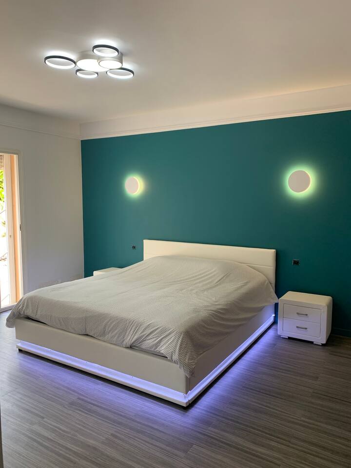 La suite parentale avec son grand dressing et sa salle d'eau au RDC de la Villa des Oliviers !