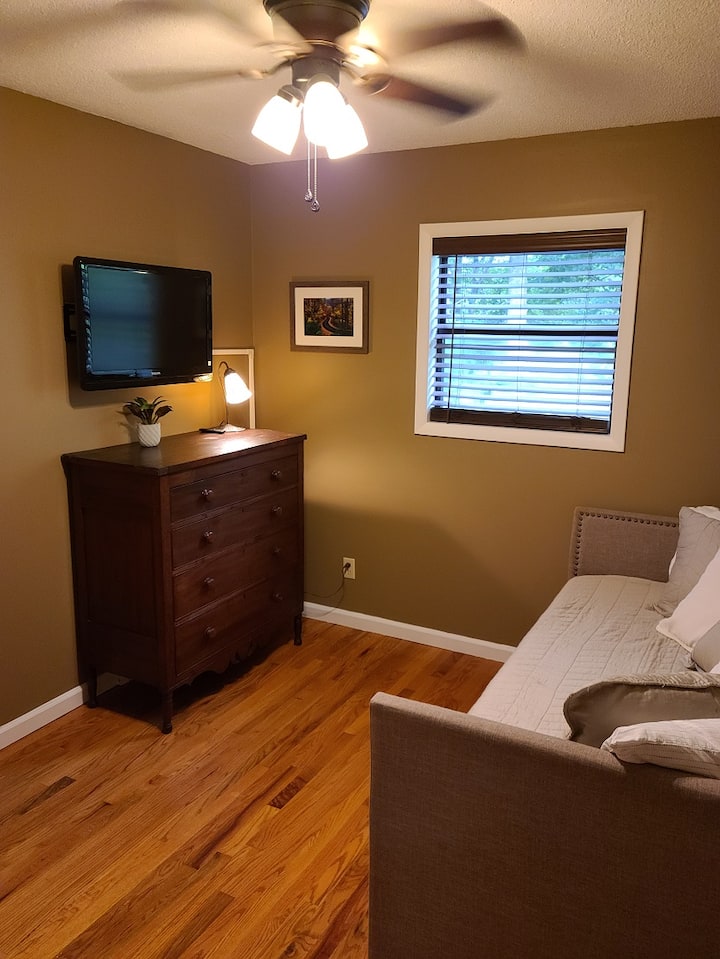 Spálňa s plnohodnotnou dennou posteľou s kobercom.