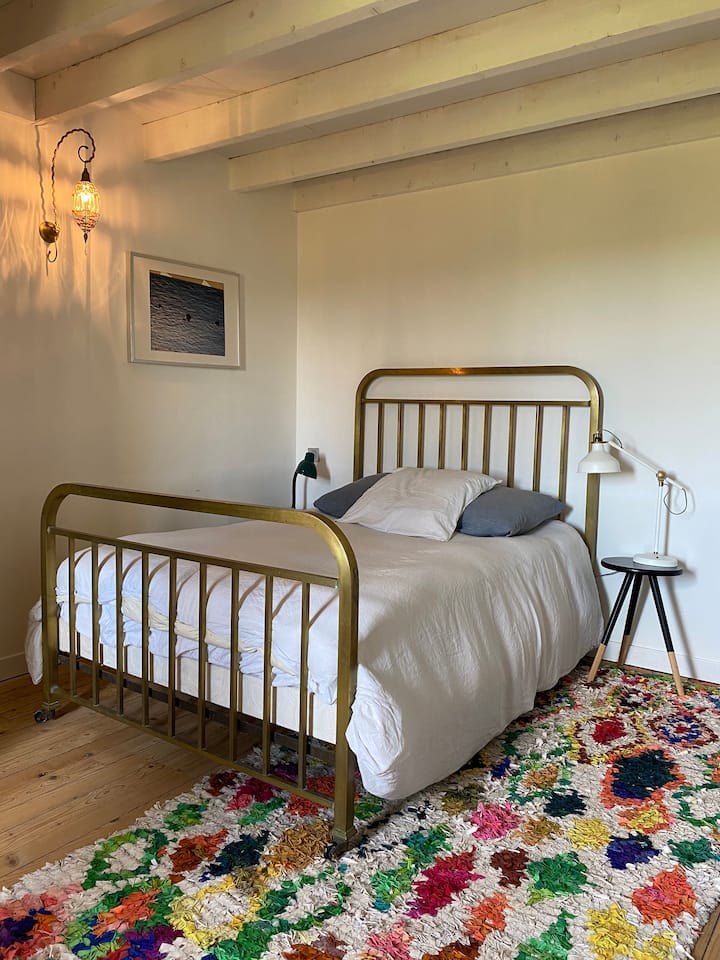 חדר שינה 3 (לבן) עם קומת ביניים עליונה. 