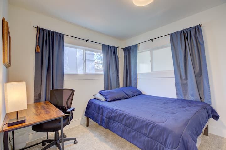 Chumba cha pili cha kulala kilicho na kitanda cha povu la Queen Memory, dawati la kompyuta mpakato lenye ukanda wa umeme, taa iliyojengwa katika chaja za USB, kiti cha ofisi chenye starehe na madirisha makubwa yaliyo na mapazia meusi.