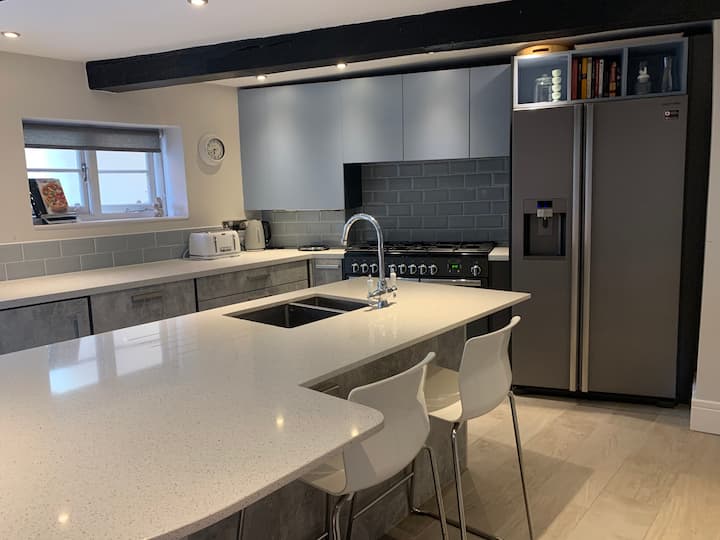 Grade II listed, Town House, Heart of Monmouth Townhouses for Rent in