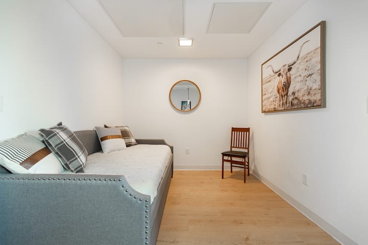 Chumba kisichobadilika kina trundle iliyo na vitanda viwili pacha.