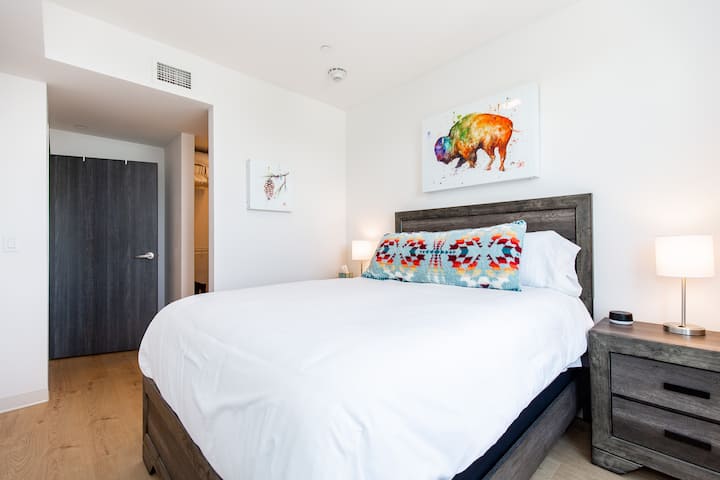 Kitanda cha ukubwa wa malkia katika chumba kikuu cha kulala kilicho na kabati la nguo