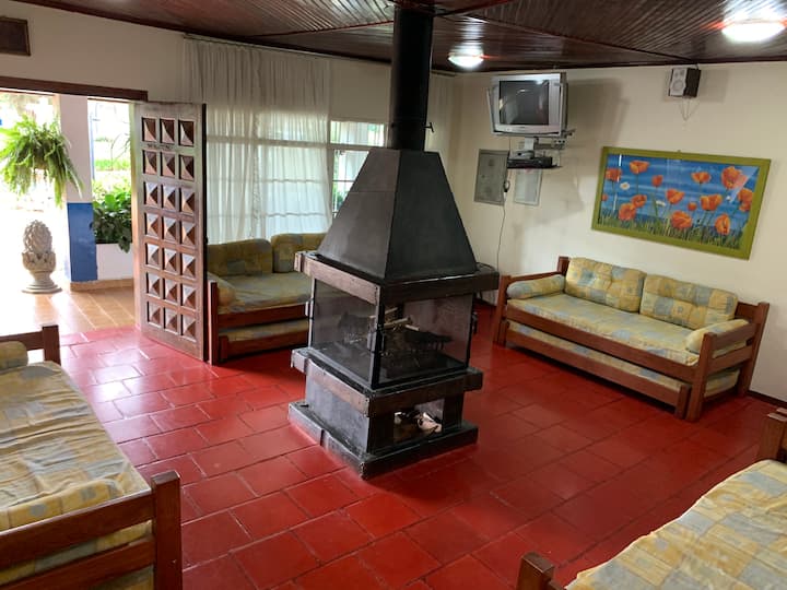 Grote woonkamer met centrale open haard 's nachts kan worden gebruikt voor 10 personen op 5 slaapbanken.