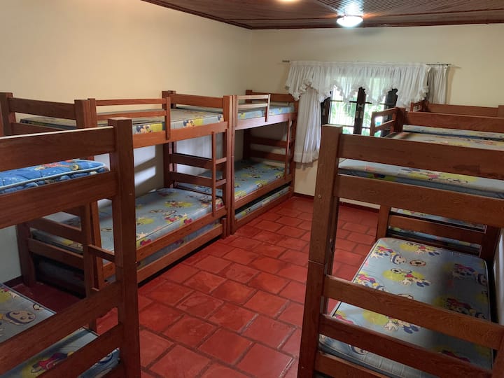 Mannelijke accommodatie met 14 bedden.