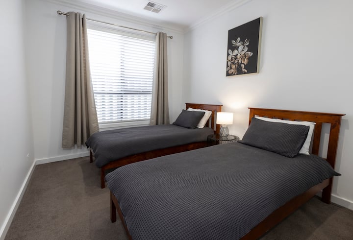 חדר שינה שלישי עם 2 מיטות יחיד