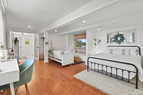 Top performing Airbnb: Cozy Hilltop Garden Studio w/ City Views & Jacuzzi in Escondido