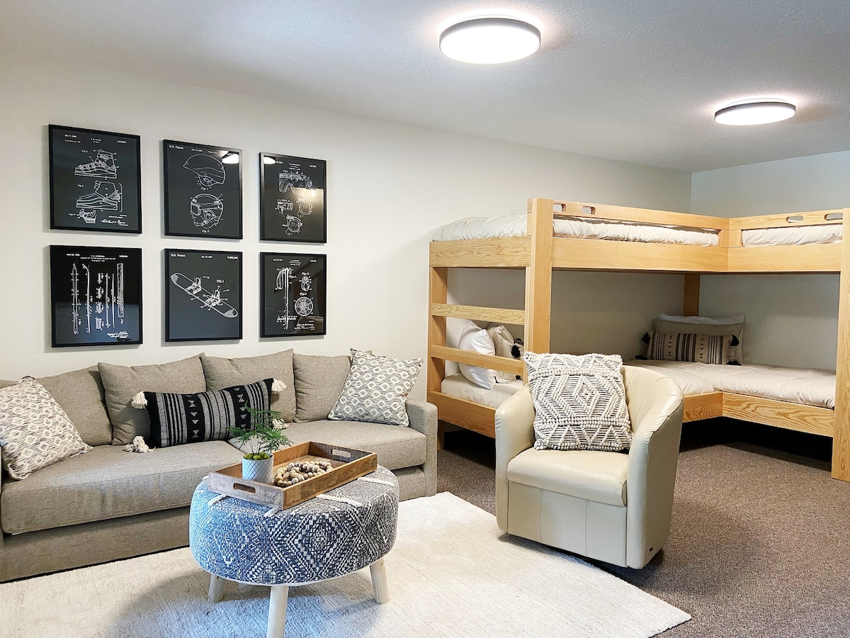 ממוקם בשטח פתוח בקומה התחתונה.  כולל 2 מיטות קומתיים יחיד, ארון גדול וחדר רחצה פרטי.