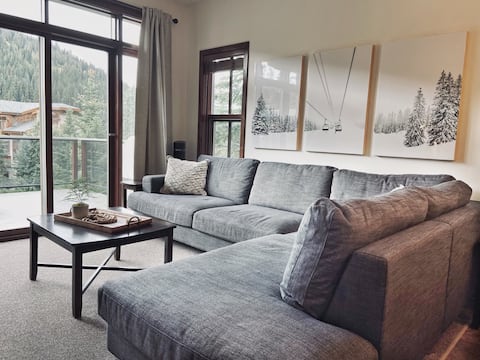 Successful Airbnb property: 2BR +Den 3.5 Bath Ski-in/out at Trapper's Landing in Sun Peaks Mountain