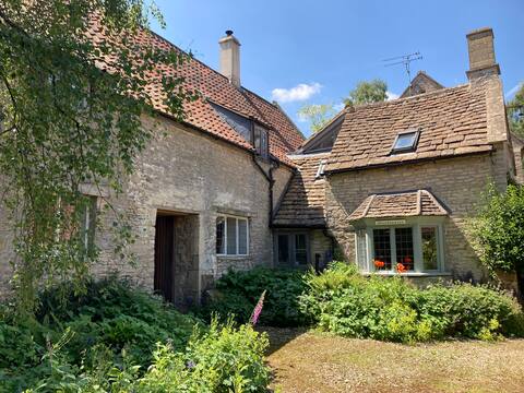 Tranquil cotswold cottage set in 2 acre gardens
