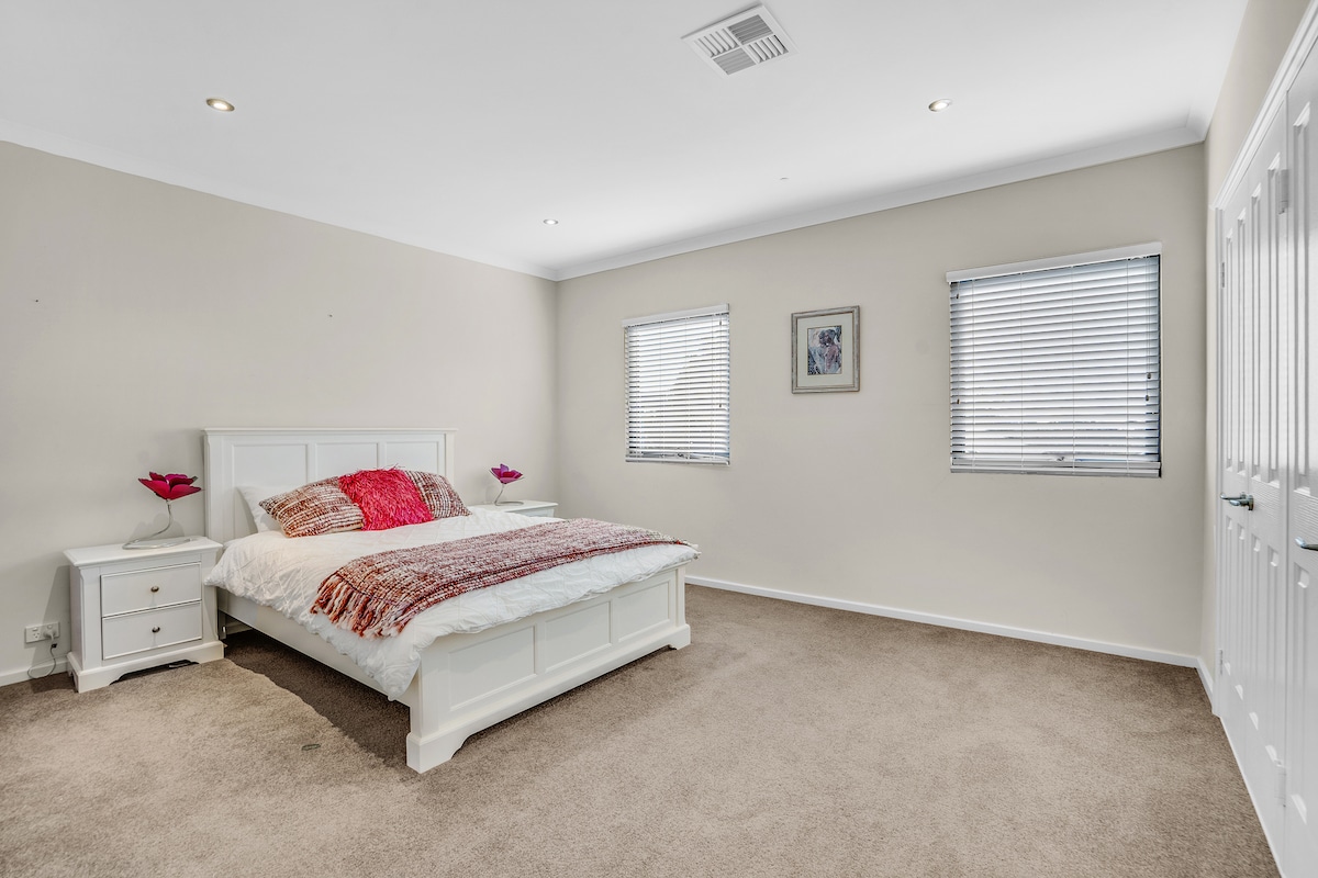 Bračni krevet (160x200). Prekrasna lagana soba. 