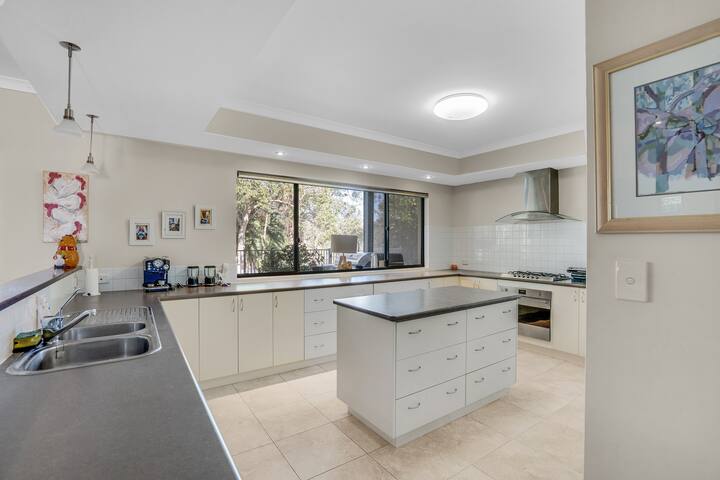 Manna House! 6 bed, right on the river. Own Jetty! gallery image 5