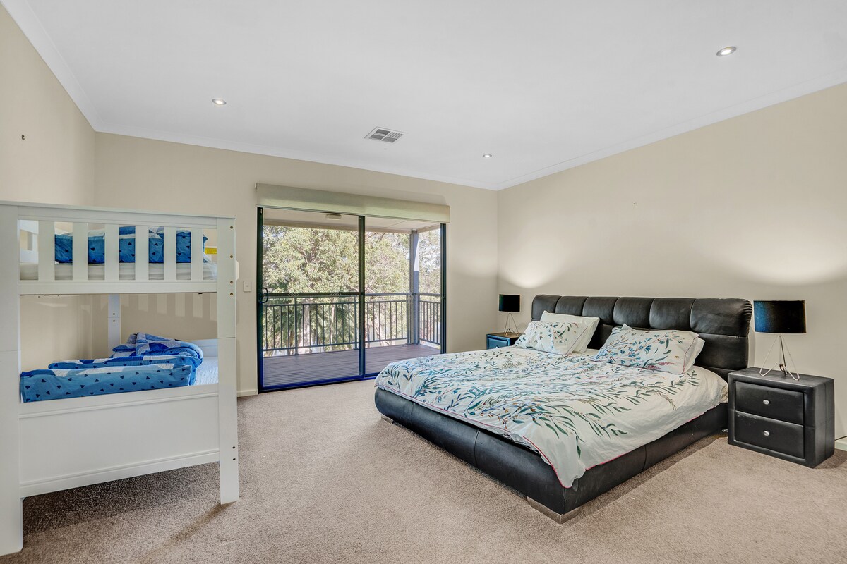 Bračni krevet (180x200) i kreveti za djecu ili prijatelje. Prekrasan balkon s pogledom na rijeku. Dijelite kupaonicu s još jednom sobom. 