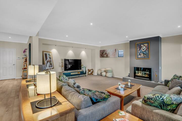 Manna House! 6 bed, right on the river. Own Jetty! gallery image 2