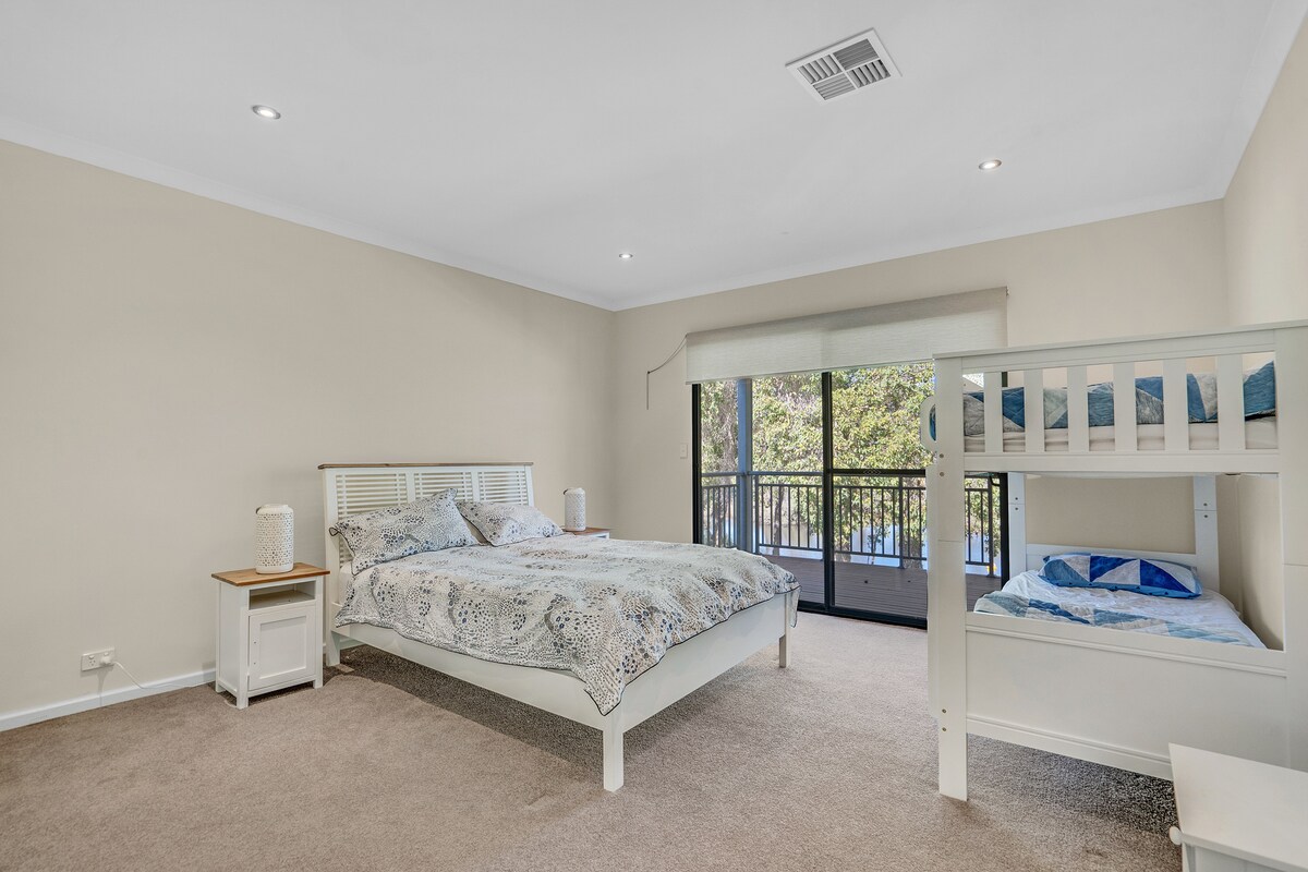 Prekrasna spavaća soba s bračnim krevetom (Queen), kreveti za malu djecu. . Prekrasan pogled s balkona. Dijelite kupaonicu s još jednom sobom. 