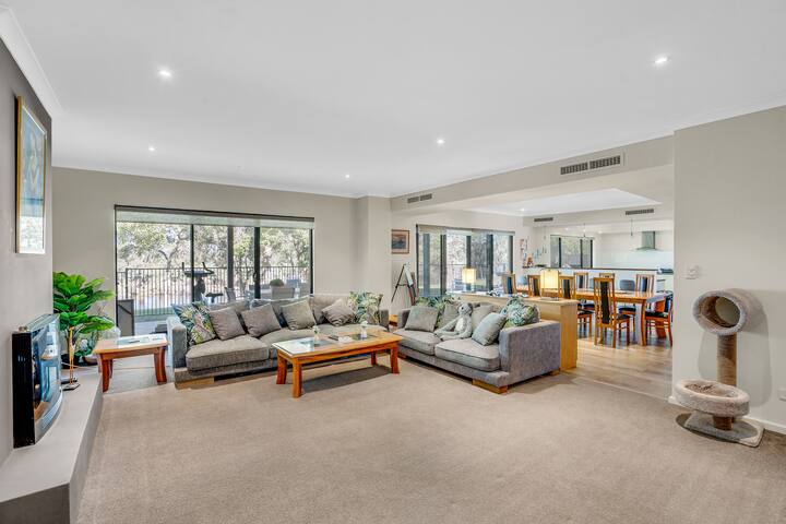 Manna House! 6 bed, right on the river. Own Jetty! gallery image 3