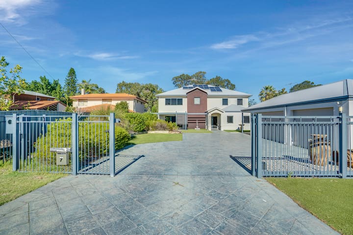 Manna House! 6 bed, right on the river. Own Jetty!