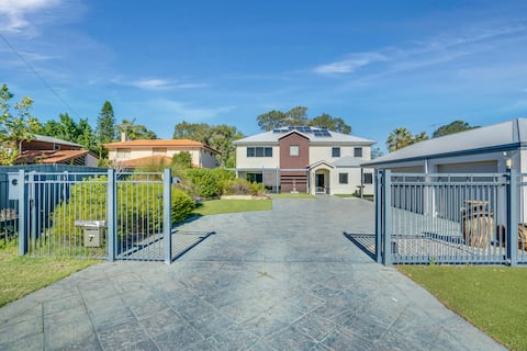 Manna House!
6 bed, right on the river. Own Jetty!