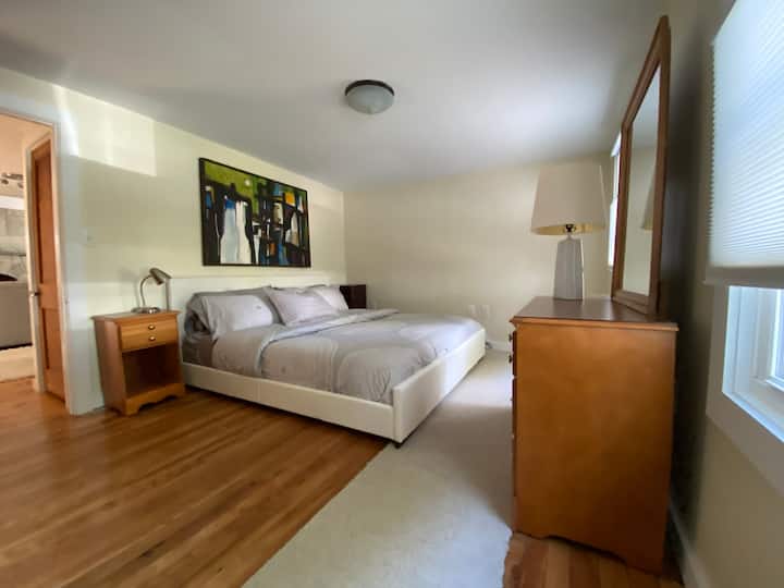 تحتوي غرفة النوم الرئيسية على مرتبة كينج جديدة، وخزانة ملابس، وخزانة ملابس كاملة.