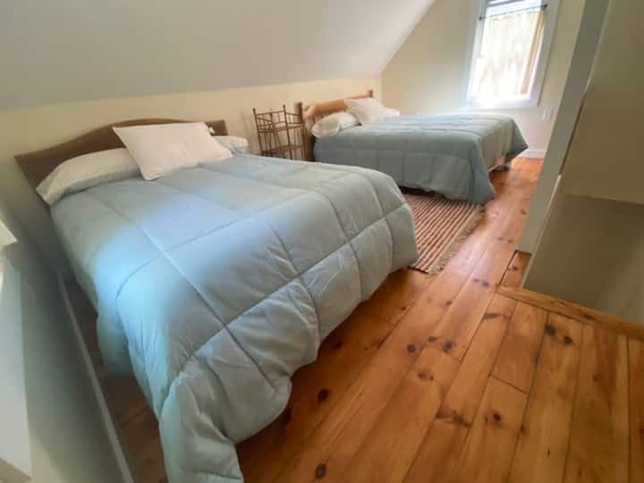 تحتوي الشقة العلوية على سريرين مزدوجين. يرجى ملاحظة أن الشقة العلوية مفتوحة وليس بها باب.