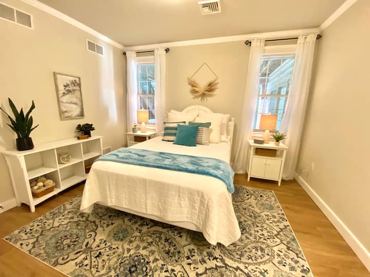 Camera da letto tranquilla con letto matrimoniale.