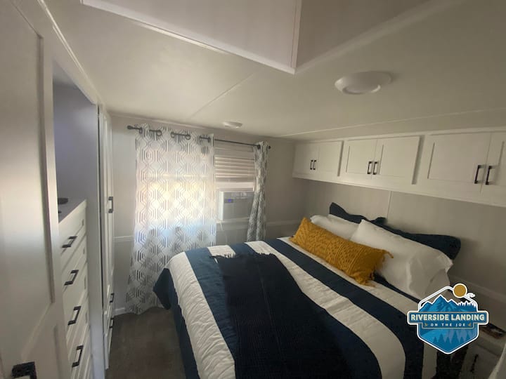 Საწოლი 152 × 203 სმ საძინებელში