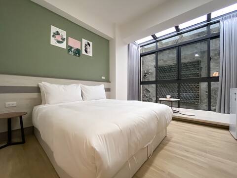 『 Floor-to-ceiling glass · wooden floor 』 You can visit Zhonghua Road Night Bazaar/Good parking nearby/Nearby Shopping District just a minute walk away! * Heating and cooling *