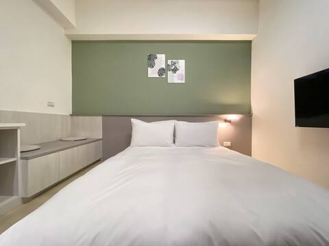 ｢ ｣ A minute walk to Chunghua Road Night Market/good parking nearby/Near Yizhong Shopping District! * Heating and cooling * Japanese sofa chair *