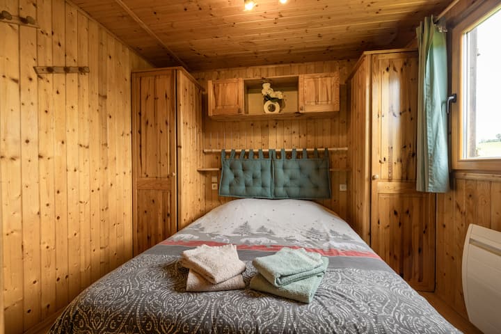 Habitación con cama doble