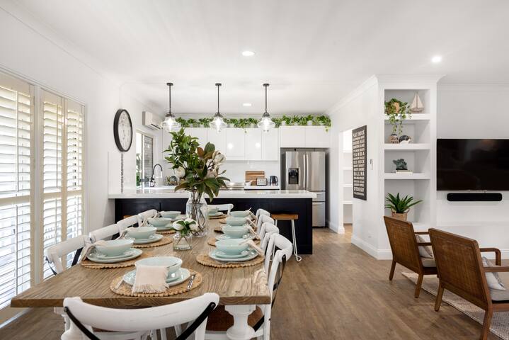 The Duchess – Luxury Brisbane Holiday Home + Pool gallery image 3