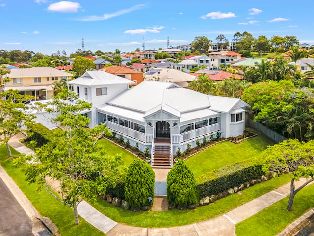 The Duchess – Luxury Brisbane Holiday Home + Pool