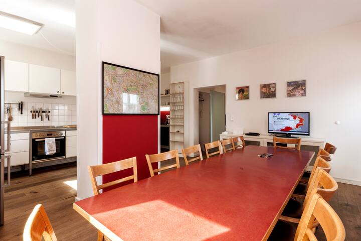 5 [RU] 7 Schlafzi, 3 Bäd, max 18, @TempFeld U-Bahn gallery image 2