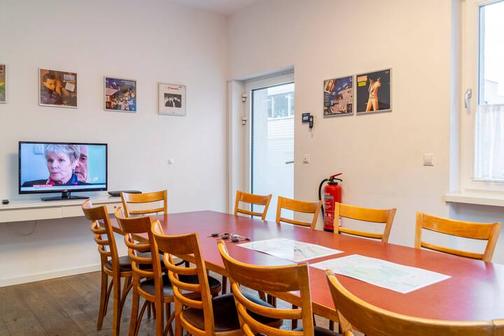 5 [RU] 7 Schlafzi, 3 Bäd, max 18, @TempFeld U-Bahn gallery image 3