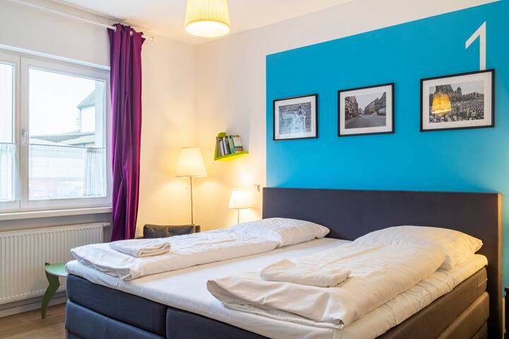 5 [RU] 7 Schlafzi, 3 Bäd, max 18, @TempFeld U-Bahn gallery image 5