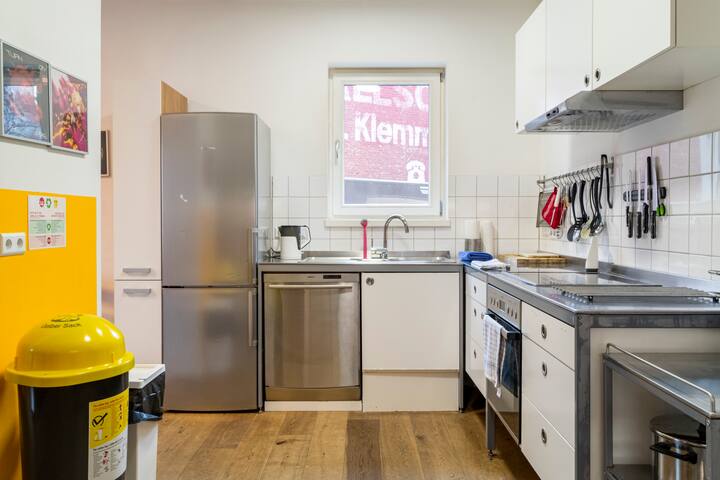 5 [RU] 7 Schlafzi, 3 Bäd, max 18, @TempFeld U-Bahn gallery image 4