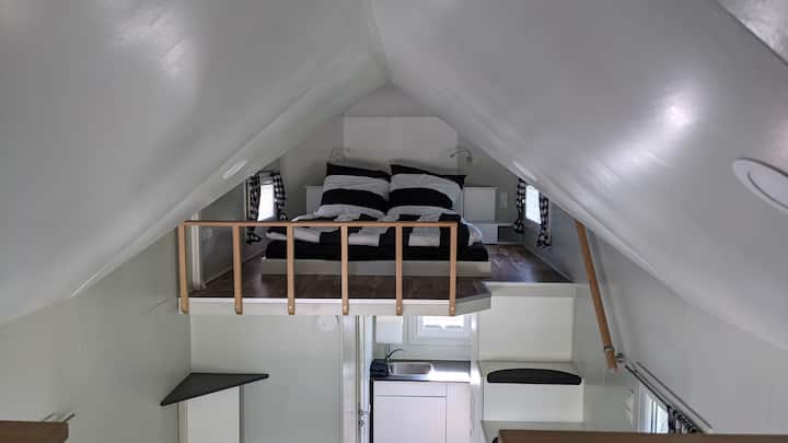 Das Schlafloft von dem Eingangsloft aus gesehen. Mit großer gemeinsamer Bettdecke.