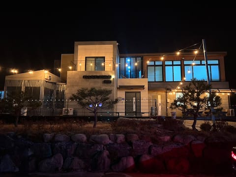 [Youngrang: East Hill-Private House] Mountains, sea, and lake. <Sokcho City Farm and Fishing Village