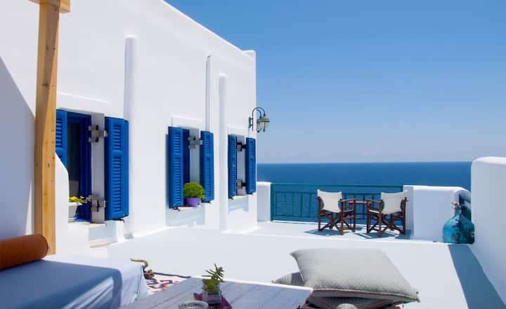 Cycladic apartment overlooking the Aegean