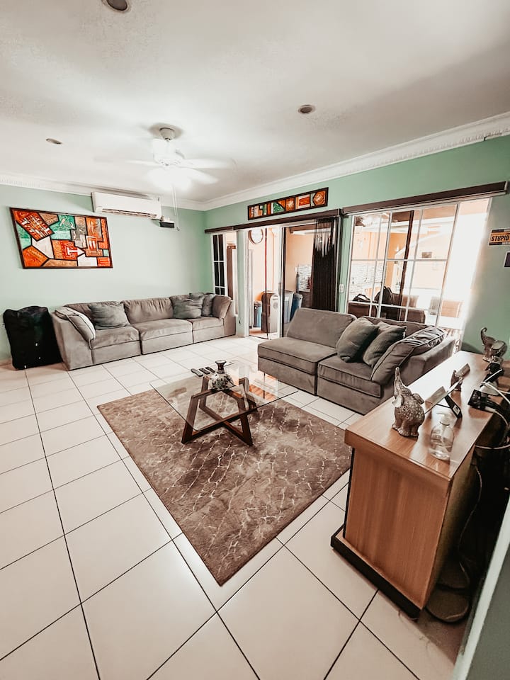 Casa Marylety - Amazing Home Minutes From A Lake - Santa Ana