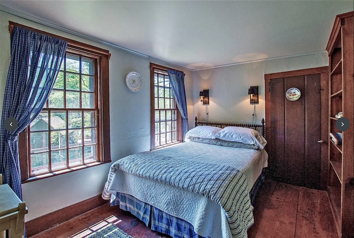 Menšia spálňa, známa ako „Spálňa Peregrine“, sa pozerá na západ do záhrady, rybníka, mestského potoka a gristmillu. Nočný stolík má 2 nabíjačky USB. Na stole je nabíjačka USB, ktorá dokáže napájať notebook.