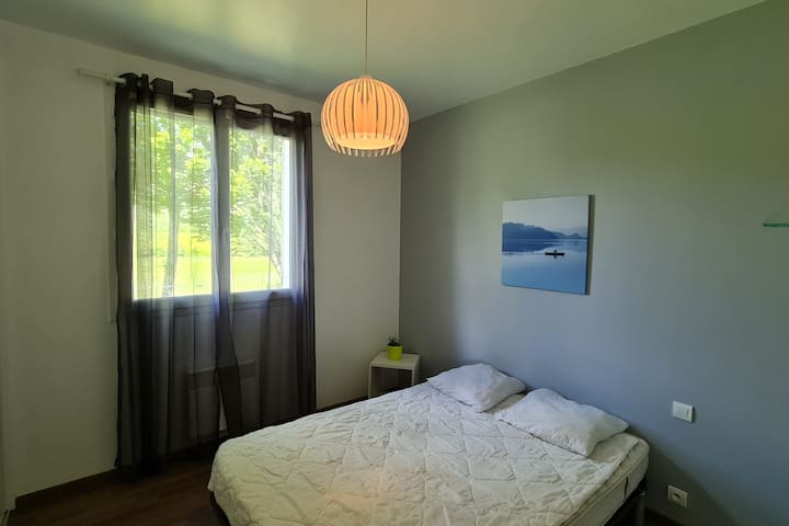 Chambre parentale avec vue directe sur le lac à votre réveil...