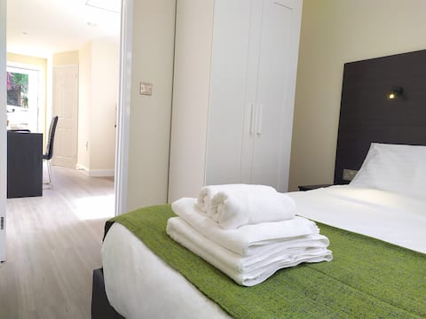 Beech Flat - Self contained one bed with parking