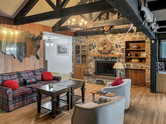 Charming & spacious lakeside cabin w paddleboat