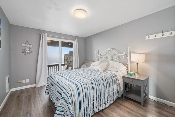 Entry level Oceanview bedroom with slider to private hot tub deck area