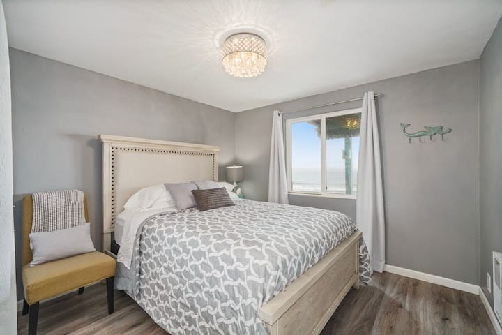 Entry level bedroom with Oceanview (queen)