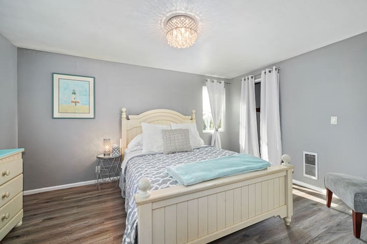 Second floor bedroom (queen) with attached bathroom with jacuzzi bath tub & bathroom