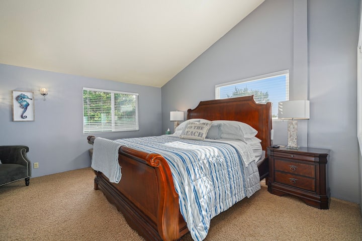 Third floor vaulted master bedroom/bathroom (king)