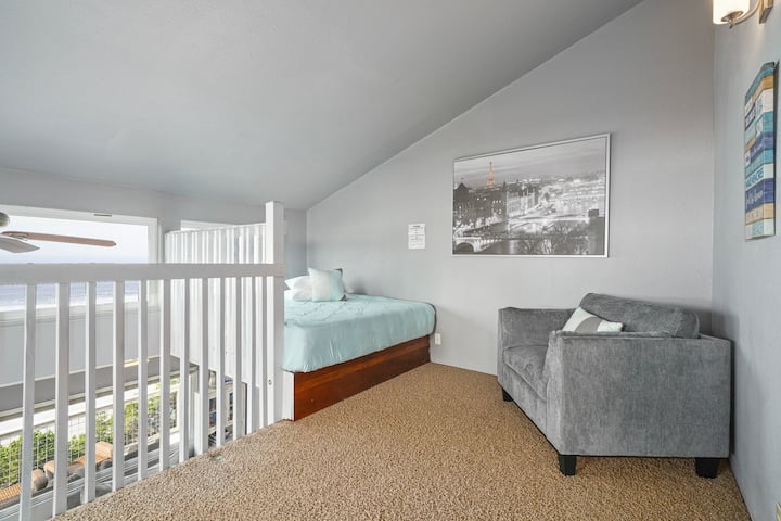 Third floor loft with Oceanview king size window bed!! 