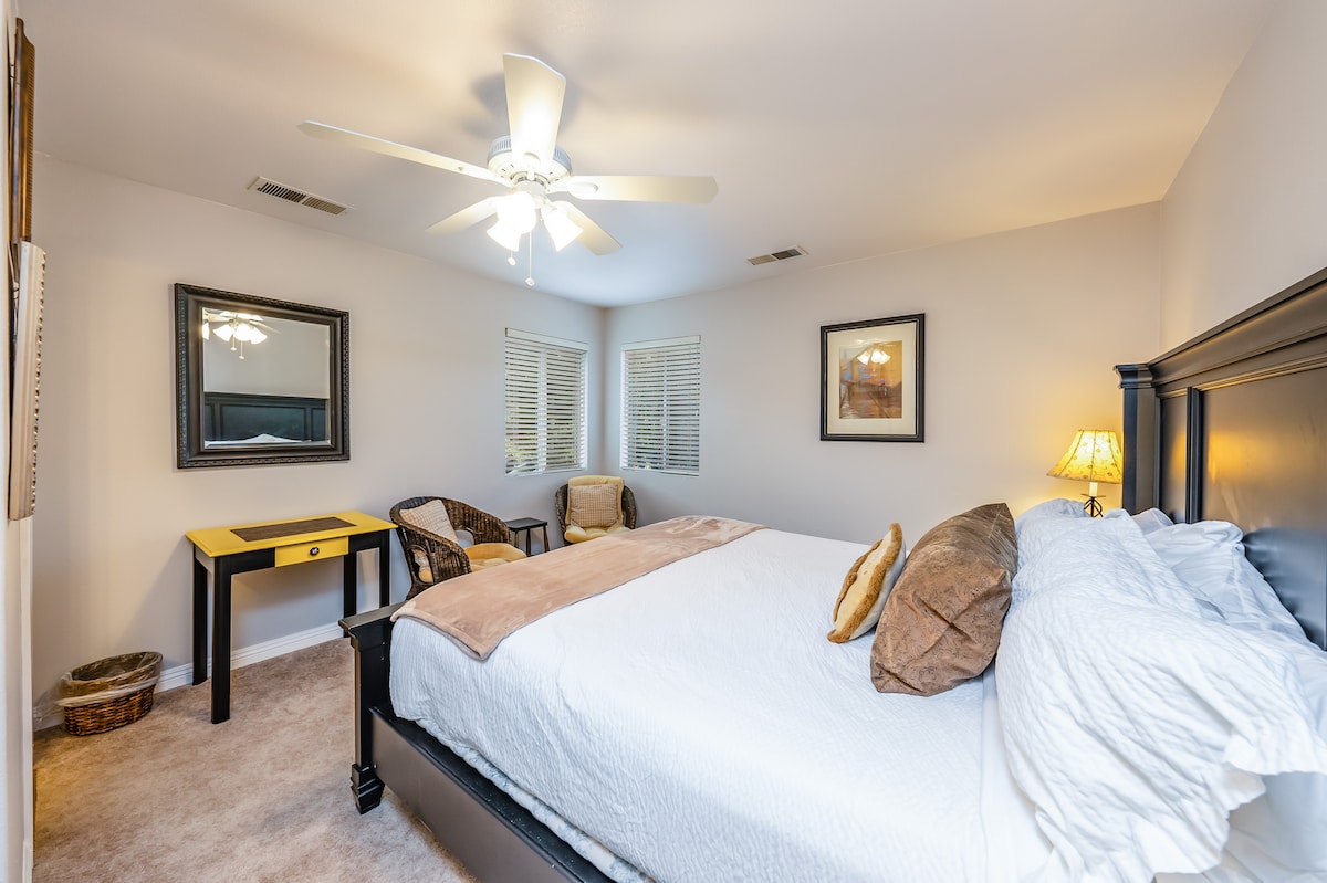 เซียร์ร่า - ห้องนอน #4 เตียงคิงไซส์ชั้นบนพร้อมห้องน้ำในตัวและฝักบัวอาบน้ำ